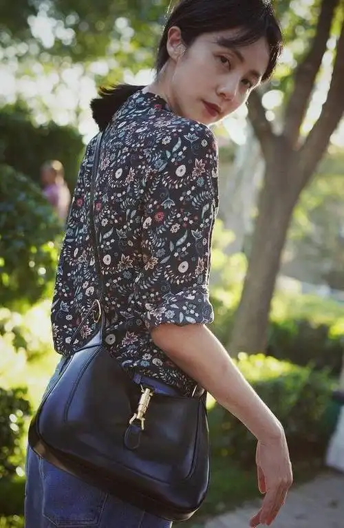 孙莉认真打扮起来真有气场身穿驼色西装套裙浑身散发着高级感