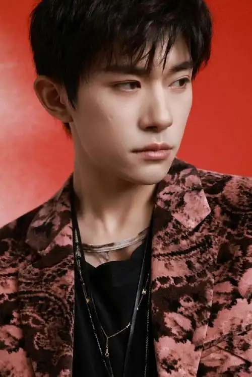 易烊千玺粉色渐变眼镜#易烊千玺这组照片真的太帅了,粉色渐变眼竞很