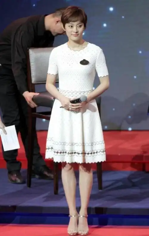 孙俪真高调,穿白色一字肩连衣裙,依旧少女气息