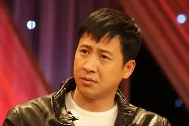 他是著名男演员,被前妻嫌穷抛弃,40带子娶女明星,苦尽甘来|离婚