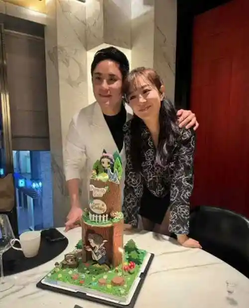 庄家彬夫妇与超欣合照,妻子站中间比丈夫高,三子受宠爱_程新惠_家庭