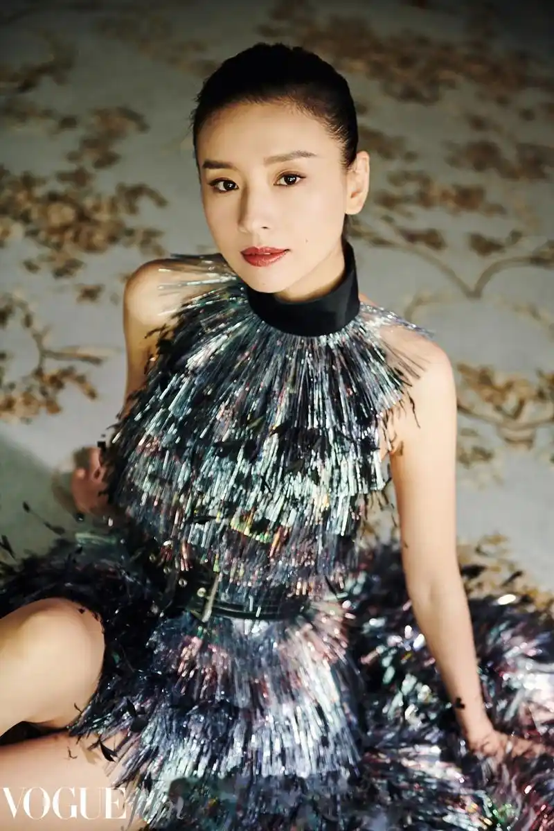 董洁身着暗色流苏礼裙亮相voguefilm时装电影盛典,彩色流萤诠释干练