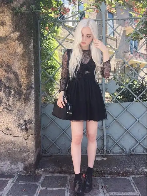 俄罗斯女孩天生银发酷似精灵 靠美貌养活自己_游戏频道_凤凰网