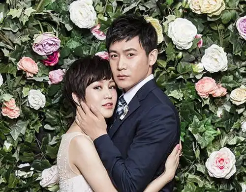 鲍蕾晒照纪念相恋二十年 再披婚纱与陆毅秀恩爱