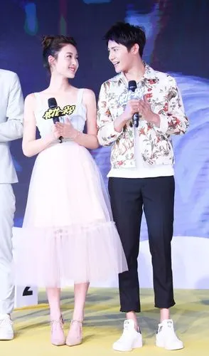 22岁跟王一博演情侣走红,穿运动装扎双马尾,俏皮似足球宝贝_王子璇