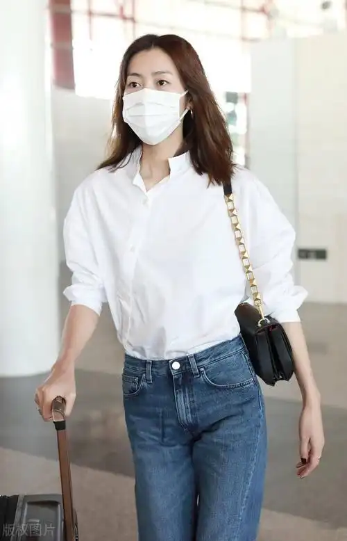 街拍:刘雯身穿白衬衫搭配牛仔裤清爽秀丽,斜边纽扣设计细节拉满