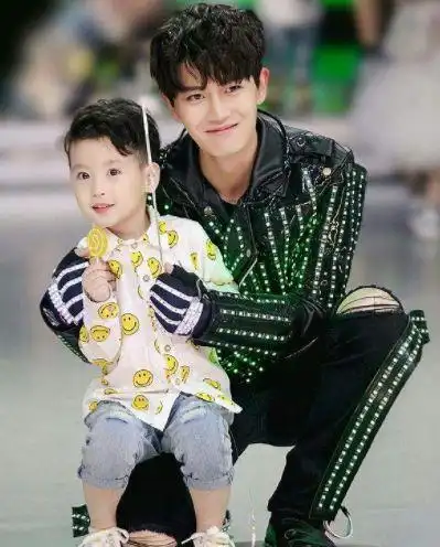 有种"基因"叫任嘉伦儿子,完美遗传爸爸神颜,成"最美星二代"_网易订阅