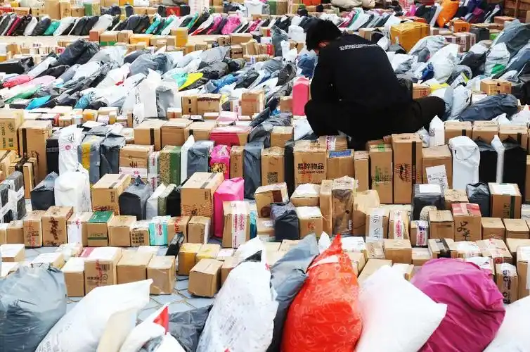 滨州大学校园内快件堆满地!看学生们都在买啥?_快递