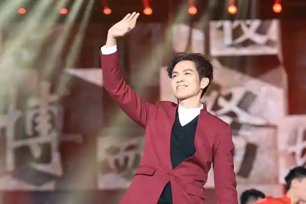 钟汉良亮相跨年晚会 引起现场观众连连尖叫_手机凤凰网