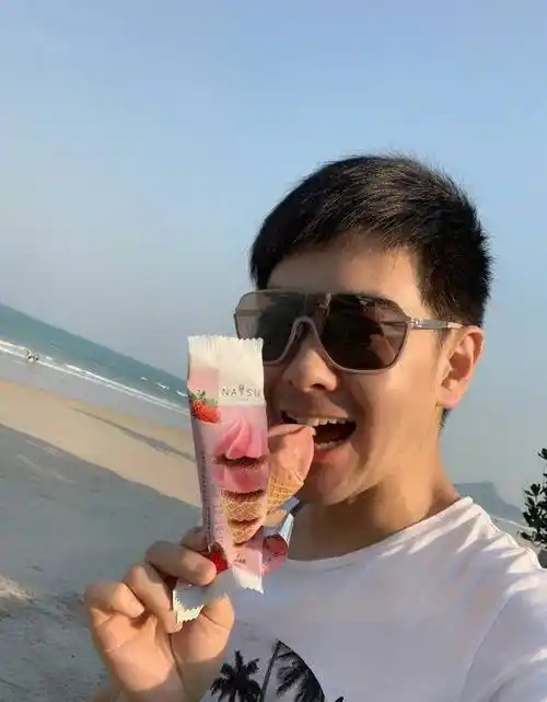 45岁林志颖海边吃冰淇淋玩吃鸡,白色短t蓝色短裤,逆龄如20岁_带着