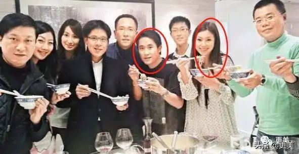 上还晒了一颗三克拉的鸽子蛋钻戒,怂恿庄家彬先斩后奏,先领证再结婚