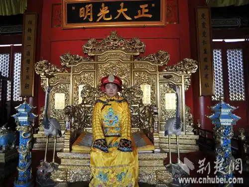 普通百姓的皇帝梦――记龙椅上的中国人