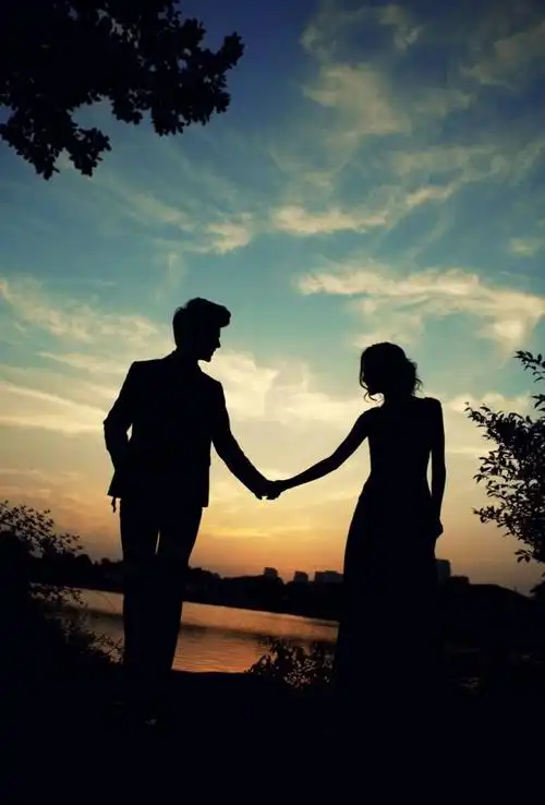 不能像学霸一样作诗赠良人,用照片秀一场高逼格的恩爱好了!