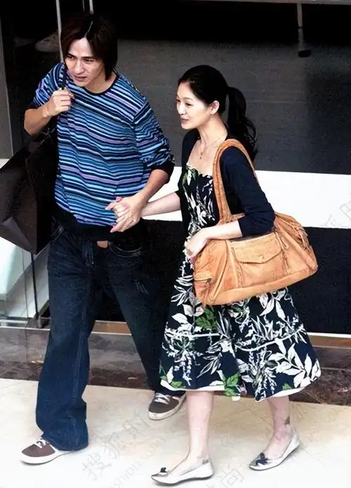 周渝民,因《流星花园》而成名,他与妻子喻虹渊,低调地幸福着