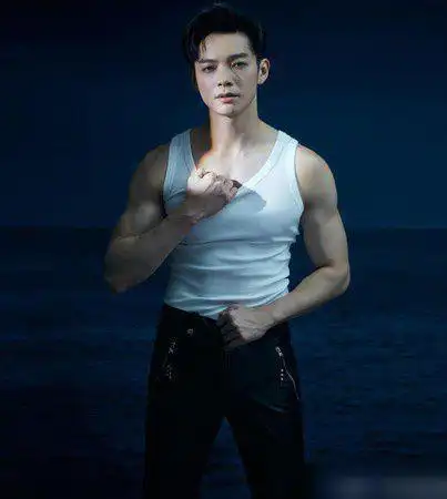 40岁辰亦儒更帅了身材越来越好健壮肌肉女生喜欢男生羡慕