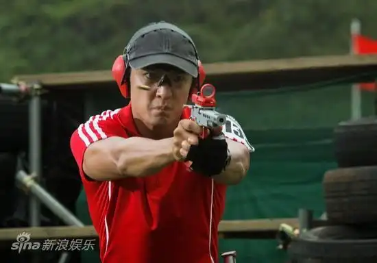 图文:《枪王之王》剧照-吴彦祖射击瞬间