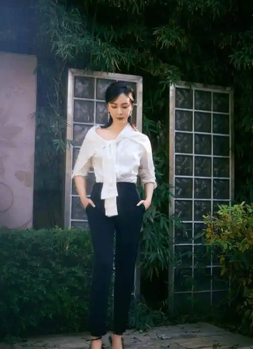 这是我见过最得体的中年女人:裙子不紧身,裙子不碎花,优雅又高级_陈数