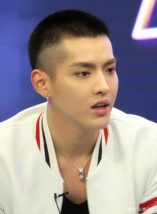 吴亦凡的时尚穿搭:这个男人寸头也能这么帅