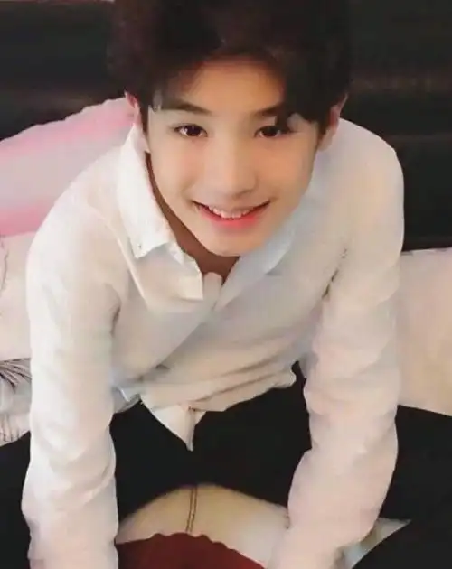 小小昊突然出现:你看我几分像从前?