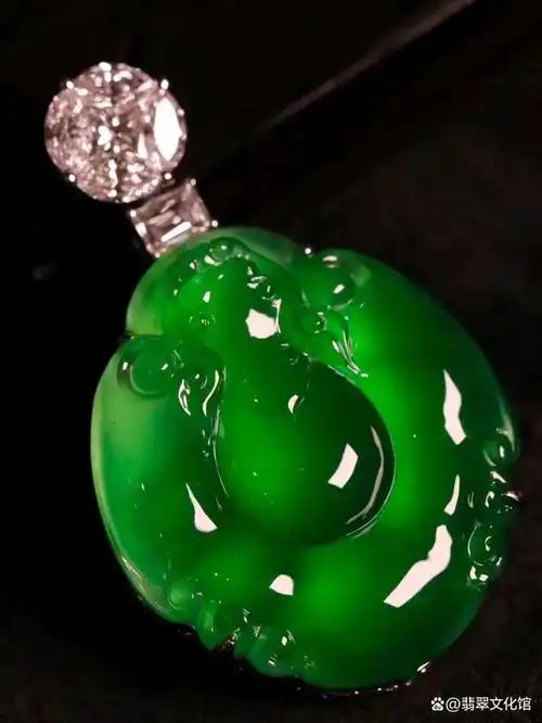 众所周知,顶级翡翠是非常稀少且昂贵的,其市场价值与收藏价值更是不可
