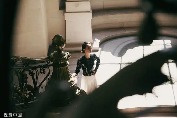 周迅一身亮片优雅现身 光影流转中回眸转身如精灵