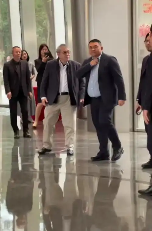 霍启刚三叔霍震宇现身深圳南山看豪宅满头白发却雄心勃勃想投资