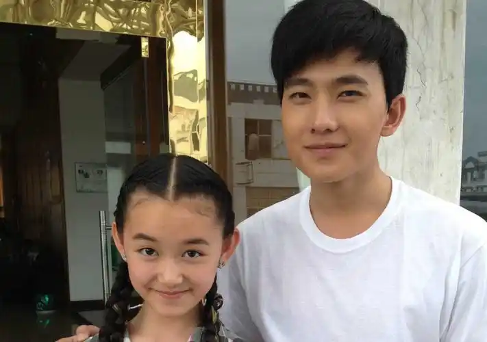 杨洋全新短发造型抢眼,为蒋依依录制生日祝福,这是什么交集?