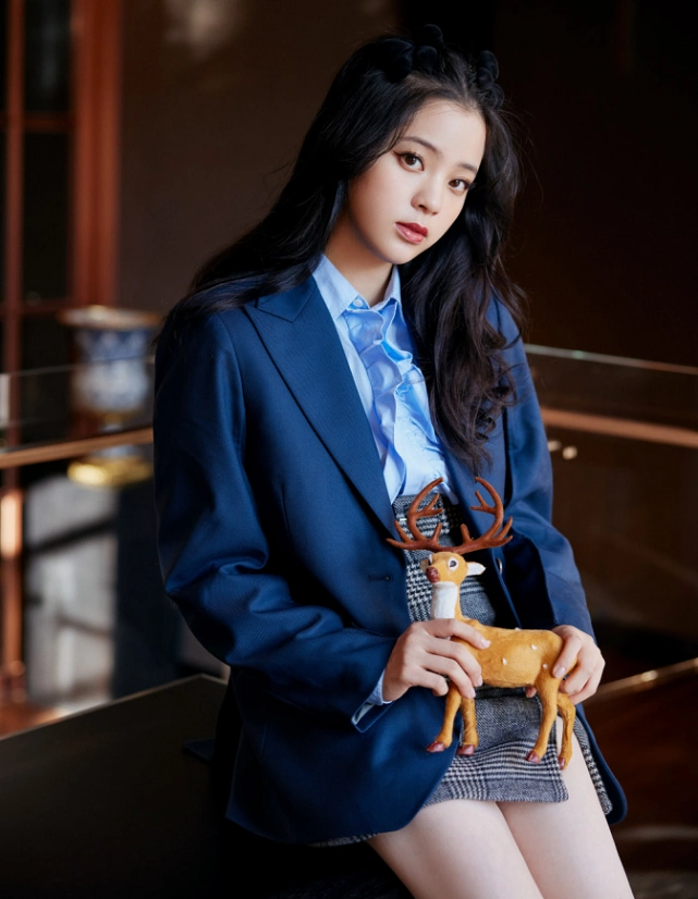 欧阳娜娜罕见穿西装谁注意她脚上的袜子00后谁敢尝试