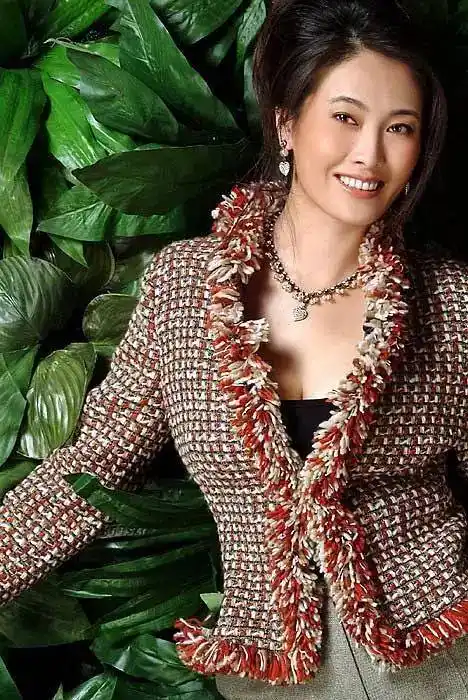 50岁贾妮婚姻坎坷嫁给初恋的朋友如今一家人很幸福