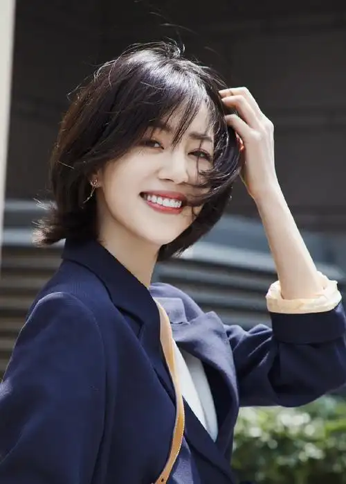 1/ 12 李溪芮深蓝色的西服外套搭配同色系半裙,看起来干练又飘逸.