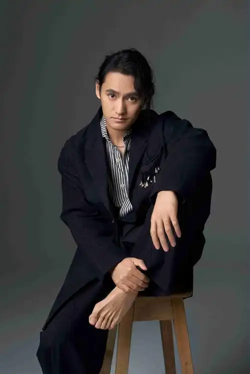 袁弘全新写真赤脚出镜红蓝光影碰撞尽显随性不羁