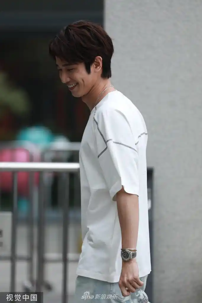 组图:刘以豪细碎刘海显帅气脸庞 穿运动白t阳光活力