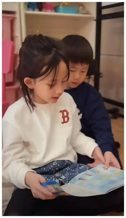 孙莉晒一家五口日常,满墙书籍很壮观,黄磊为儿子戴头盔父爱满满_孙俪