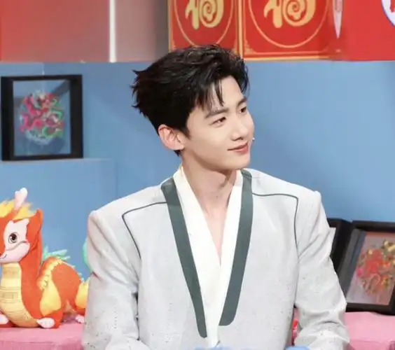 白敬亭风波后首现身,心情不佳状态颓废,家人陪伴看出问题严重性(4)