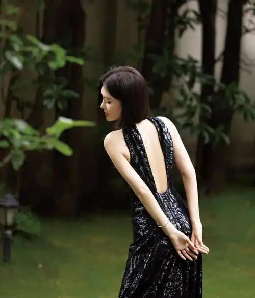 秦岚极简黑裙美丽动人_娱乐_图片_人们