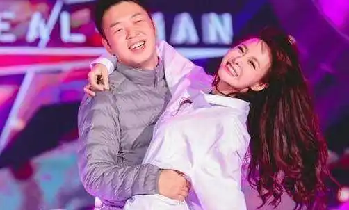 沈梦辰七夕晒照,疑似杜海涛求婚成功,看了送的礼物网友酸了_照片_玫瑰