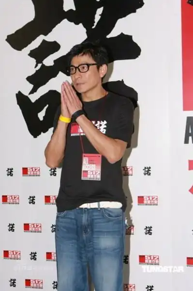 图文香港演艺界赈灾义演刘德华双手合十祈祷