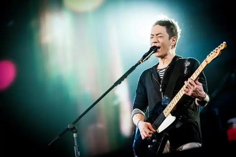 一场由人气歌唱比赛节目《中国好声音》的学员,来自香港的黄贯中及the