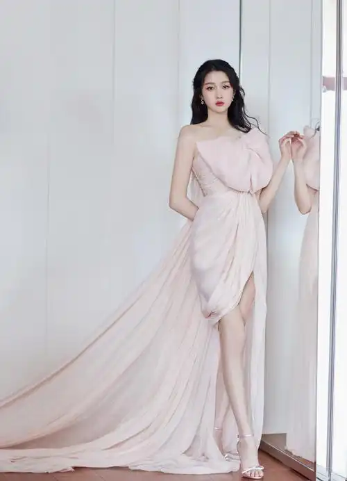 关晓彤 身穿粉色蝴蝶结礼裙,大秀修长美腿~__财经头条