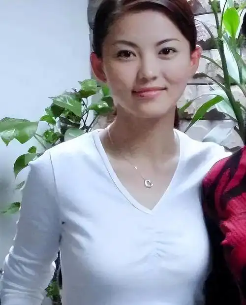 李湘生活近况曝光!穿带钻睡衣,用镶金茶杯,网友:哪来的钱?