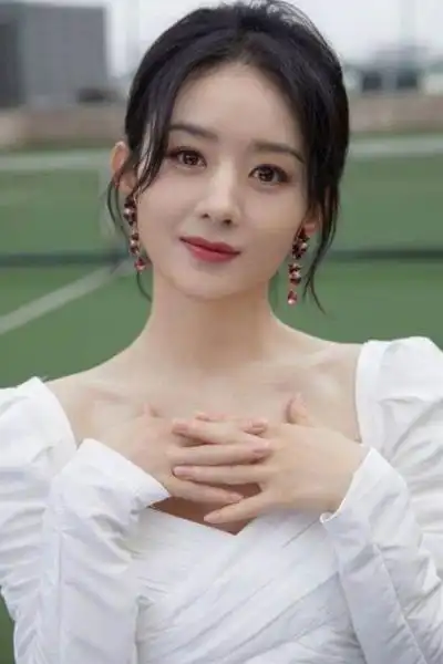 赵丽颖首次晒儿子想想调皮劈叉身上伤疤吸睛回老家探亲引伤感