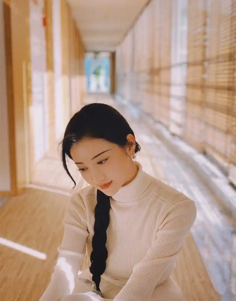 景甜分享自己的藤系麻花辫 单侧编发经典时尚,小细节