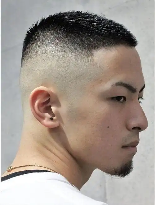 男士短寸头,可以说是最精神发型的代表,超短发型简单利落好打理,适合