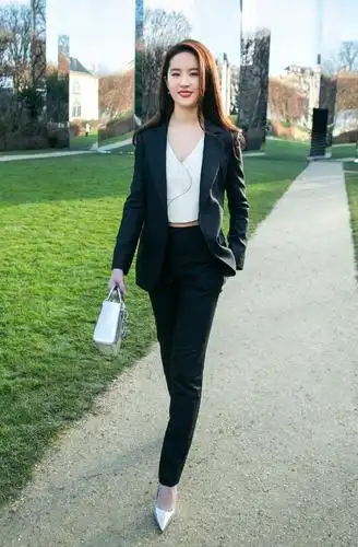 盘点了刘亦菲穿过的10套西装造型她真的是名副其实的天仙攻