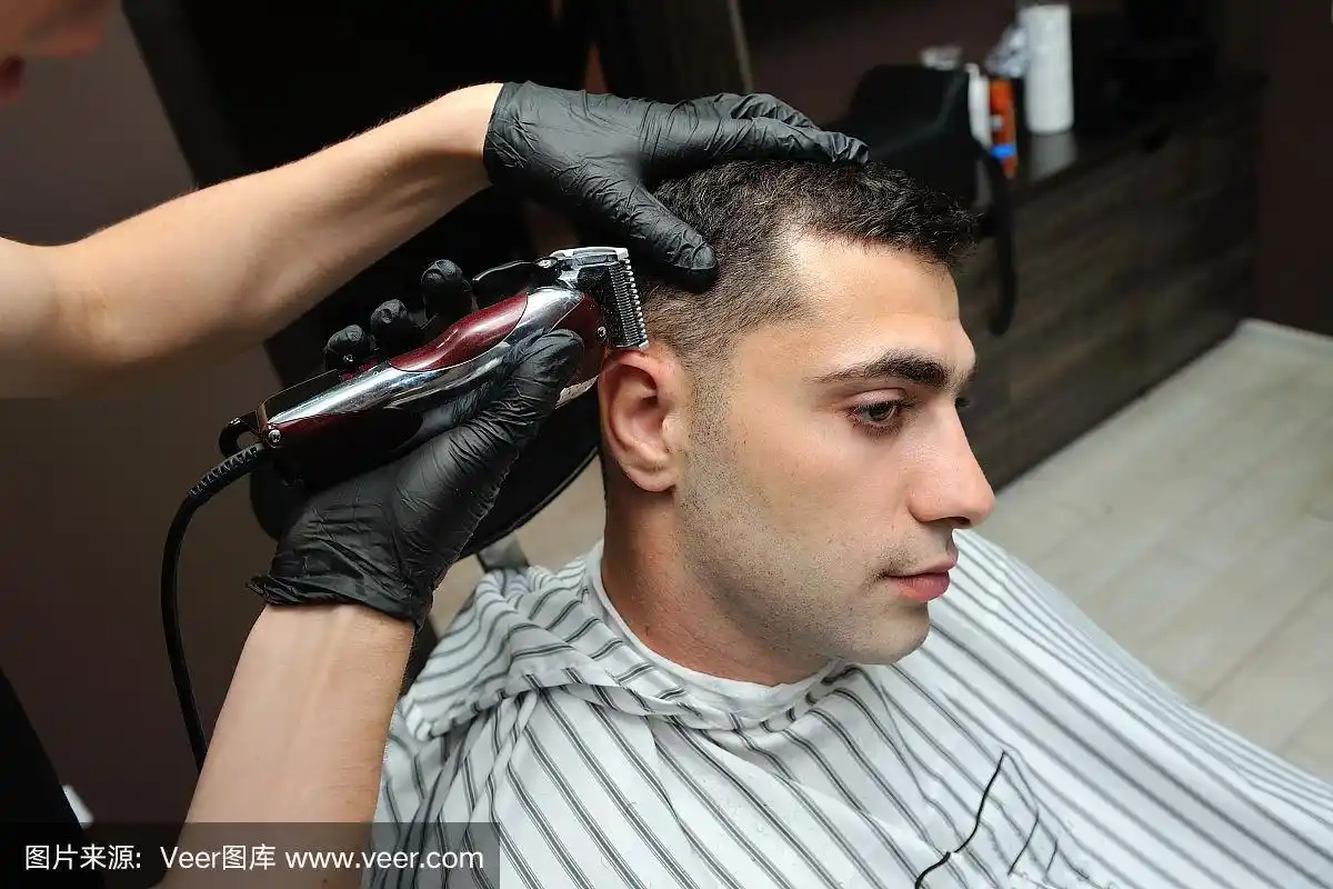 一个男人在理发店里刮胡子