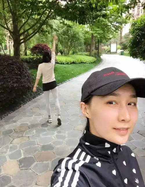 翟煦飞为雷佳音生了一个女儿,大概应该有七八岁了,已经不过雷佳音对