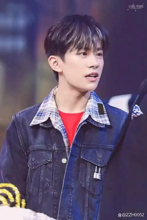 易烊千玺凭满江红夺金鹿奖最佳男演员展现00后演员的实力和魅力