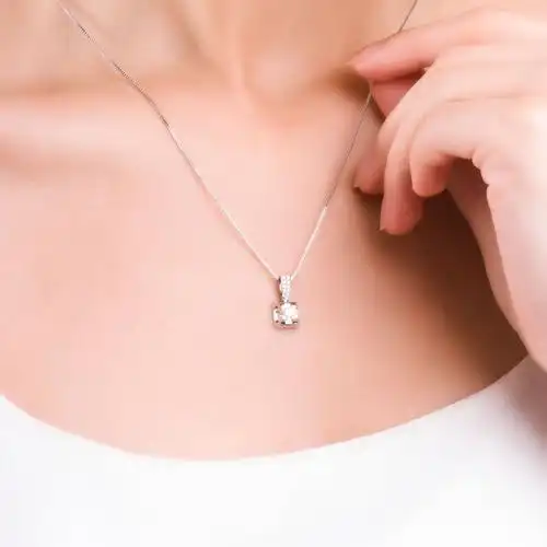 爱度钻石/doido 18k金显大钻石吊坠四爪群镶项坠项链颈饰女款正品