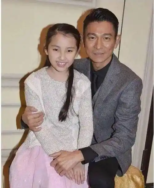 刘德华看女儿演出引轰动,61岁穿西装帅若当年,女儿长相甜美可爱