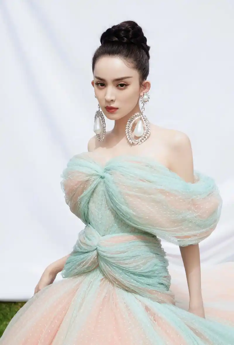 古力娜扎礼服美照,这角度,太美了[给力]